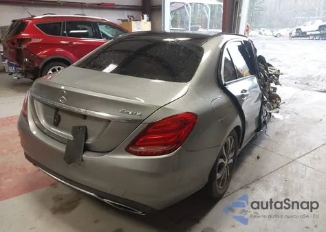 2015 Mercedes-Benz C 300 4Matic z USA, uszkodzony, nr VIN 55SWF4KB3FU016152